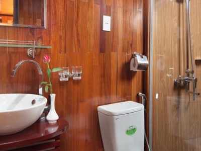du-thuyen-legacy-legend-bathroom-(2)
